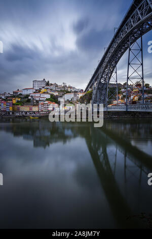 Dom Luis Brücke und Porto Ribeira an einem bewölkten Tag im Winter. Douro ruhigen Wassern spiegeln die Arch. Gustav Eiffel Brücke. Porto, Portugal Stockfoto