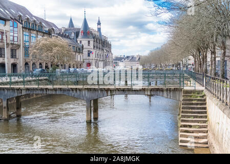 Quimper in der Bretagne, schöne mittelalterliche Stadt, Fußgängerbrücke am Fluss Stockfoto