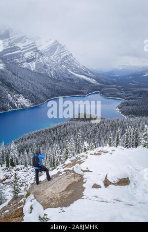 Fotograf am Peyto Lake, Kanadischen Rocky, Rocky Mountains, Kanada. Schnee und bewölkt. Blaues Wasser. Abenteurer. Stockfoto