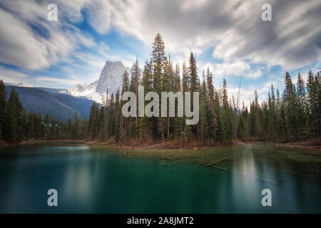 Blick auf Emerald Lake, ein Juwel in den Rockies. Spiegel Reflexion, ziehenden Wolken ein und Pinien. Türkises Wasser. Yoho. Stockfoto