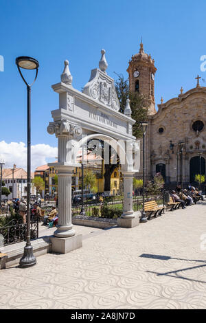 Arch der Plaza Principal 10 de Noviembre oder Hauptplatz mit der Kathedrale im Hintergrund, Potosi, Bolivien Stockfoto