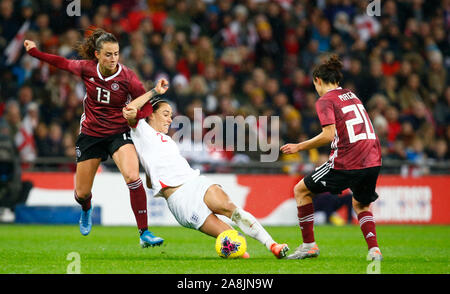 London, Großbritannien. 09 Nov, 2019. LONDON, ENGLAND. 09. NOVEMBER: Lucy Bronze von England Frauen hält von Sara Dabritz von Deutschland während der Women's International freundlich zwischen England und Deutschland Frauen im Wembley Stadion in London, England am 09 November, 2019 Credit: Aktion Foto Sport/Alamy leben Nachrichten Stockfoto