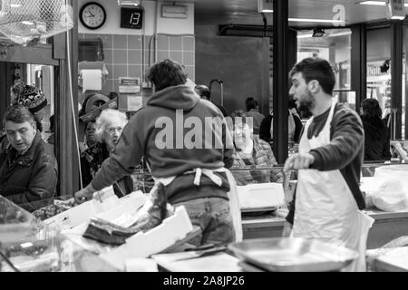 Florenz, Italien - 25, März, 2016: Horizontale Bild von unbekannten Menschen kaufen italienische Produkte in Mercato Centrale Firenze, einer touristischen Destination Stockfoto