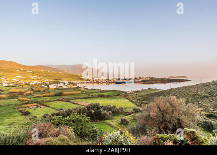 Der Hafen von Gavrio Andros, Panoramablick von einem Hügel bei Sonnenuntergang Stockfoto