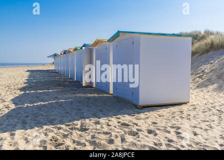 Strandhütten und Liegestühle am Strand der Nordsee, in Belgien, im Sommer Stockfoto