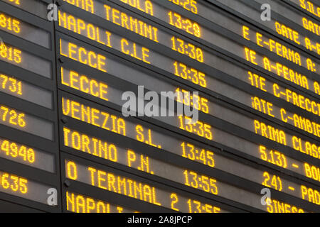 Milano (Mailand), Italien. Vom 9. Februar 2018. Ein board mit der geplanten Abfahrt der Züge vom Hauptbahnhof entfernt. Stockfoto