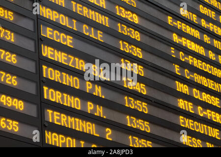 Milano (Mailand), Italien. Vom 9. Februar 2018. Ein board mit der geplanten Abfahrt der Züge vom Hauptbahnhof entfernt. Stockfoto