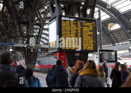 Milano (Mailand), Italien. Vom 9. Februar 2018. Ein board mit der geplanten Abfahrt der Züge vom Hauptbahnhof entfernt. Stockfoto