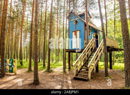 Reiu küla, Pärnumaa/Estonia-23Jul2019: Kinder-Freizeitpark Lottemaa (Dorf Lotte) mit bunten Holzhäusern in Wald, gebaut von Lotte Auto Stockfoto