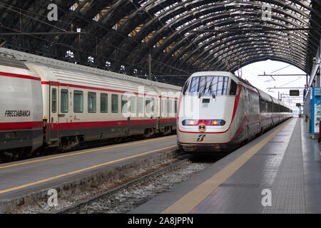 "Frecciabianca", eine Italienische Bahn, auf der Mailänder Hauptbahnhof, einem wichtigen Eisenbahnknotenpunkt in Norditalien balanciert. Stockfoto