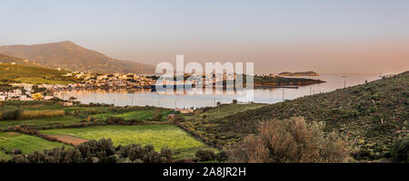 Der Hafen von Gavrio Andros, Panoramablick von einem Hügel bei Sonnenuntergang Stockfoto