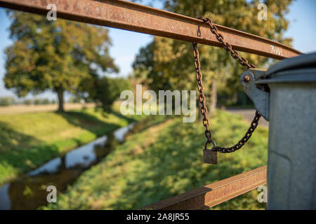 Schloss auf dem müll container Neben den Pfaden in der Natur Stockfoto