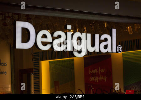 Desigual Shop im Milano Bergamo Flughafen. Stockfoto