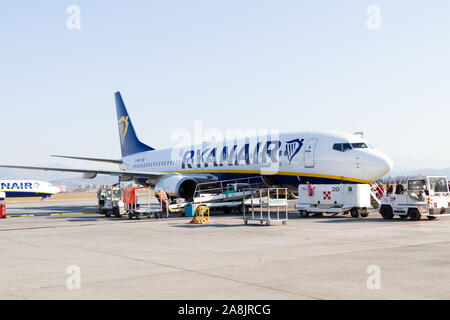 Eine Ryanair Boeing 737-800 Flugzeuge im Milano Bergamo Flughafen geparkt. Die Menschen sind an Bord des Flugzeugs. Stockfoto