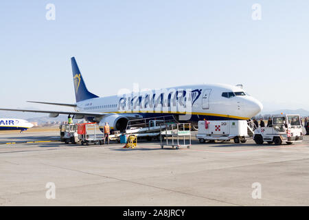 Eine Ryanair Boeing 737-800 Flugzeuge im Milano Bergamo Flughafen geparkt. Die Menschen sind an Bord des Flugzeugs. Stockfoto