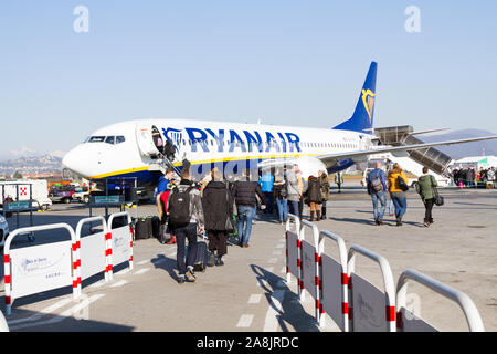 Eine Ryanair Boeing 737-800 Flugzeuge im Milano Bergamo Flughafen geparkt. Die Menschen sind an Bord des Flugzeugs. Stockfoto