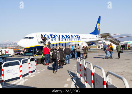 Eine Ryanair Boeing 737-800 Flugzeuge im Milano Bergamo Flughafen geparkt. Die Menschen sind an Bord des Flugzeugs. Stockfoto