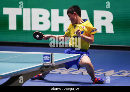 Tokio, Japan. 9 Nov, 2019. Tomokazu Harimoto von Japan in Aktion gegen Zhendong Fan von China während der Herren Mannschaften Halbfinale Spiel bei der International Table Tennis Federation (ITTF) Team Wm Tokio 2019 an der Tokyo Metropolitan Gymnasium. China besiegt Japan mit 3-0. Credit: Rodrigo Reyes Marin/ZUMA Draht/Alamy leben Nachrichten Stockfoto