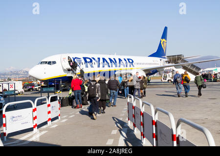 Eine Ryanair Boeing 737-800 Flugzeuge im Milano Bergamo Flughafen geparkt. Die Menschen sind an Bord des Flugzeugs. Stockfoto