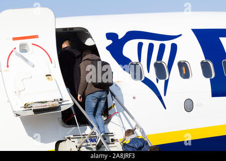 Eine Ryanair Boeing 737-800 Flugzeuge im Milano Bergamo Flughafen geparkt. Die Menschen sind an Bord des Flugzeugs. Stockfoto