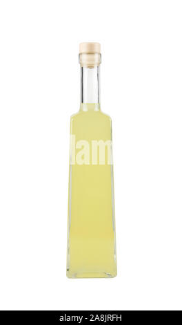 Limoncello oder limoncino ist ein italienischer Zitronenlikör, Gelb alkoholische Getränk in hohes Glas Flasche, isoliert auf Weiss. Stockfoto