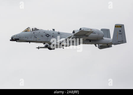 FORT WAYNE, Indiana/USA - Juni 8, 2019: United States Air Force A-10 Thunderbolt II "warzenschweine" an der 2019 Fort Wayne Airshow führt. Stockfoto