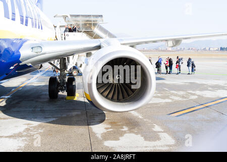 Eine Ryanair Boeing 737-800 Flugzeuge im Milano Bergamo Flughafen geparkt. Die Menschen sind an Bord des Flugzeugs. Stockfoto