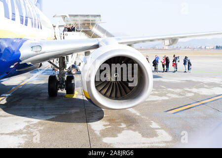 Eine Ryanair Boeing 737-800 Flugzeuge im Milano Bergamo Flughafen geparkt. Die Menschen sind an Bord des Flugzeugs. Stockfoto