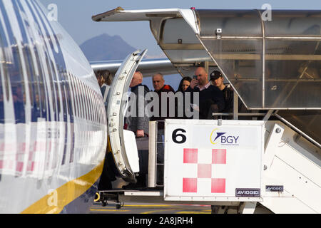 Eine Ryanair Boeing 737-800 Flugzeuge im Milano Bergamo Flughafen geparkt. Die Menschen sind an Bord des Flugzeugs. Stockfoto