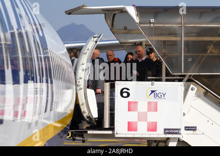 Eine Ryanair Boeing 737-800 Flugzeuge im Milano Bergamo Flughafen geparkt. Die Menschen sind an Bord des Flugzeugs. Stockfoto