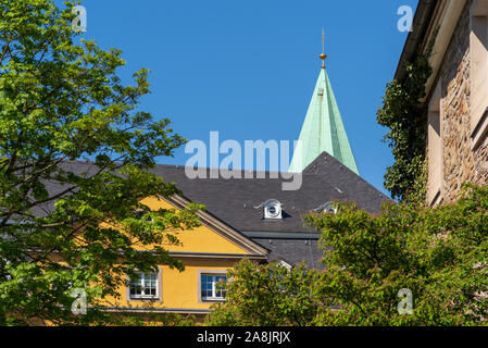 Dach und Giebel des Gebäudes von der Folkwang Universität der Künste, der Turm der Basilika St. Ludgerus, Essen-Werden, Deutschland Stockfoto