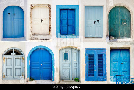 Satz von blauen und weißen Türen auf die weiß gekalkten Häuser auf Santorin Insel Griechenlands in Europa. Tourismus und Reisen Hintergrund. Santorini Postkarte co Stockfoto