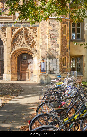 Fahrräder vor der Trinity College in Cambridge, England, UK geparkt Stockfoto