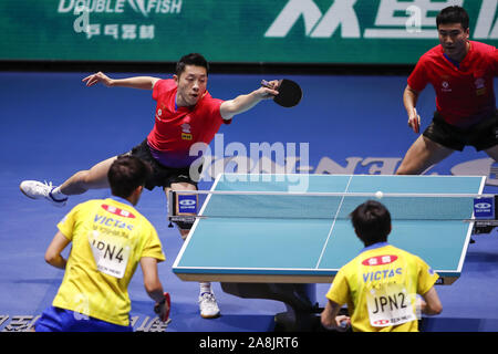 Tokio, Japan. November 9, 2019, Tokyo, Japan: Xin Xu und Jingkun Liang von China in Aktion gegen Maharu Yoshimura und Koki Niwa in Japan während der Herren Mannschaften Halbfinale Spiel bei der International Table Tennis Federation (ITTF) Team Wm Tokio 2019 an der Tokyo Metropolitan Gymnasium. China besiegt Japan mit 3-0. Credit: Rodrigo Reyes Marin/ZUMA Draht/Alamy leben Nachrichten Stockfoto