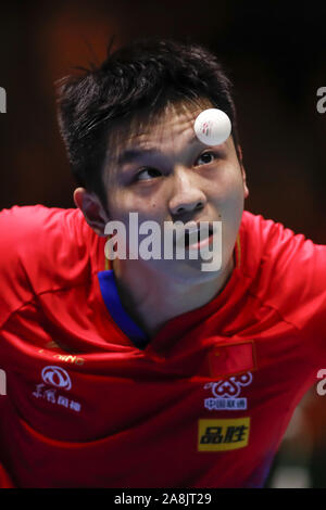 Tokio, Japan. 9 Nov, 2019. Zhendong Fan von China in Aktion gegen Tomokazu Harimoto von Japan während der Herren Mannschaften Halbfinale Spiel bei der International Table Tennis Federation (ITTF) Team Wm Tokio 2019 an der Tokyo Metropolitan Gymnasium. China besiegt Japan mit 3-0. Credit: Rodrigo Reyes Marin/ZUMA Draht/Alamy leben Nachrichten Stockfoto