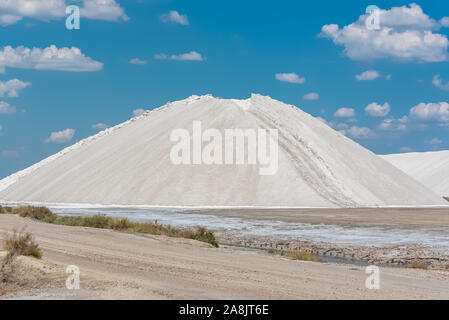 Aigues-Mortes, Salins du Midi, Panorama mit Salzwiesen Stockfoto