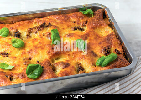 Hausgemachte Lasagne Bolognese in Metall backen Form. Stockfoto