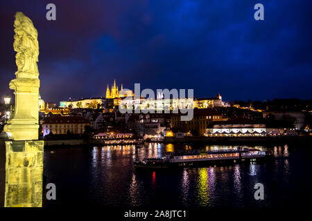 Beleuchtete Saint Vitus Kathedrale, Hradschin Burg und den Fluss Moldau in der Nacht in Prag in der Tschechischen Republik Stockfoto