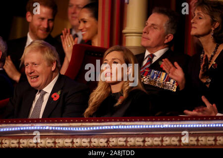 Premierminister Boris Johnson und Carrie Symonds nehmen an der jährlichen Royal British Legion Festival der Erinnerung in der Royal Albert Hall in Kensington, London. Stockfoto