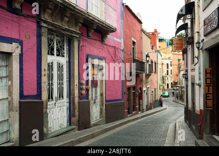 Enge Strasse mit bunten Gebäude am Positos Street, Downtown der Stadt Guanajuato, Mexiko Stockfoto