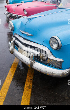 Farbige almendrones auf der Straße im Regen, Havanna geparkt - Kuba Stockfoto