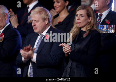 Premierminister Boris Johnson und Carrie Symonds nehmen an der jährlichen Royal British Legion Festival der Erinnerung in der Royal Albert Hall in Kensington, London. Stockfoto