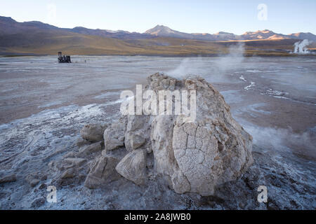 Fumarola von Dampf von El Tatio Geysir Feld im Norden Chiles Stockfoto