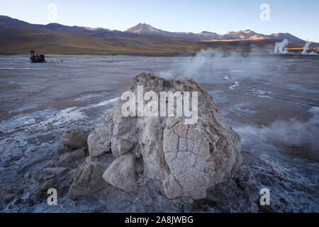 Fumarola von Dampf von El Tatio Geysir Feld im Norden Chiles Stockfoto