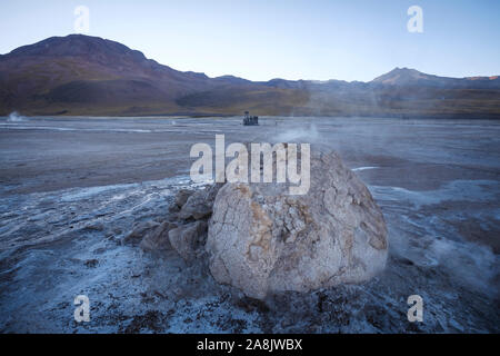 Fumarola von Dampf von El Tatio Geysir Feld im Norden Chiles Stockfoto