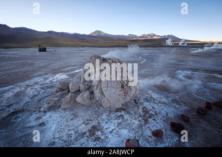 Fumarola von Dampf von El Tatio Geysir Feld im Norden Chiles Stockfoto