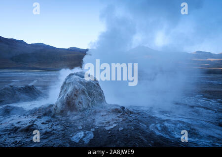 Fumarola von Dampf von El Tatio Geysir Feld im Norden Chiles Stockfoto