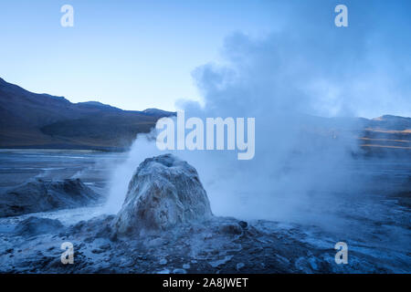 Fumarola von Dampf von El Tatio Geysir Feld im Norden Chiles Stockfoto