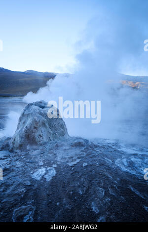 Fumarola von Dampf von El Tatio Geysir Feld im Norden Chiles Stockfoto