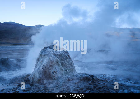 Fumarola von Dampf von El Tatio Geysir Feld im Norden Chiles Stockfoto